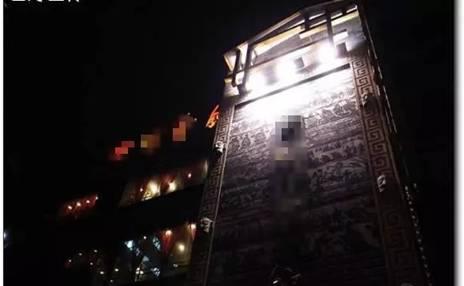 都说会所和五星级豪华饭店是胡乱摆设的重灾区，话音刚落，四川某著名饭店的外墙就映入我们的眼帘。这块外墙装饰古朴沉稳，泱泱大气，图上这种剪影式古人车马出行图特别能够瞬间营造仿古气势，一看就历史悠久、逼格浓厚，黑白模糊中蕴含着古迹那种时间流过的厚重感。