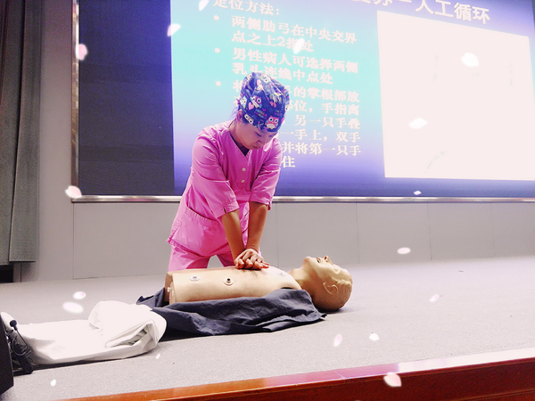 阜外医院护士现场演示心肺复苏技术