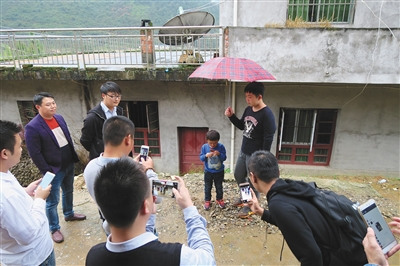 “小马云”范小勤成名后：要带他拍电影或做直播