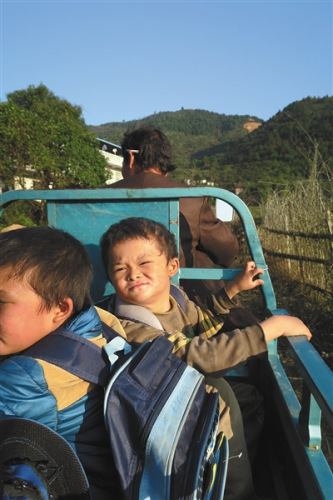 11月19日下午，范家发从学校接回范小勤兄弟俩。根据范家发和学校签订的协议，他必须每天接送两兄弟上下学。