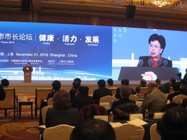 四、世界卫生组织总干事陈冯富珍在市长论坛上发言。 人民政协网记者  张春莉  摄影