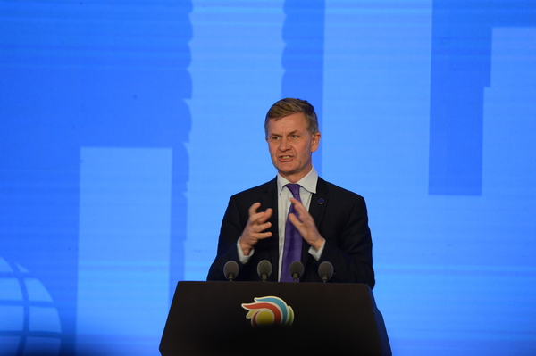 五、联合国环境署执行主席埃里克.索尔海姆出席大会并发言。  赵安平  摄影