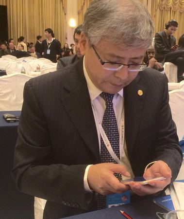 应邀出席第九届全球健康大会之“市长论坛”的宁夏回族自治区银川市市委常委、副市长毕俊生在会上认真记录。     梓涵    摄