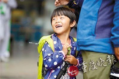 这么个小不点，是个网红，被称为是中国最小背包客。