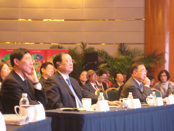 六、王国强（中）、张伯礼（右）、陈凯先（左）出席国际健康大会中医药发展论坛。 人民政协网记者  张春莉  摄影