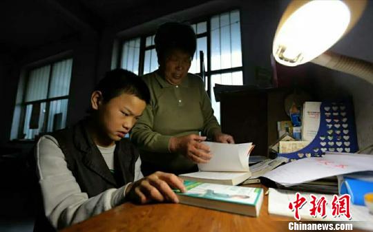 郝庆芬每天都会陪小雨完成作业?！∷锶鸪?摄