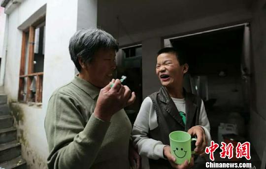 每天早晨简单的刷牙，小雨不知苦练了多少次才娴熟?！∷锶鸪?摄