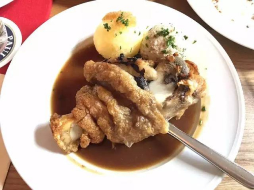 来自德国餐厅的大肘子 <a target='_blank' href='http://www.chinanews.com/' >中新网</a> 杨硕摄