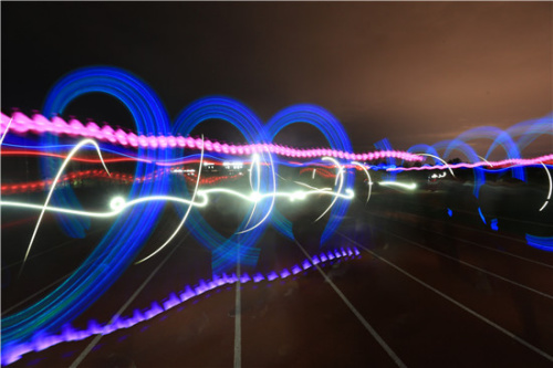 10月29日，景德镇陶瓷大学“迷马”荧光夜跑现场，光影交错，无限梦幻。夏哲雨／摄