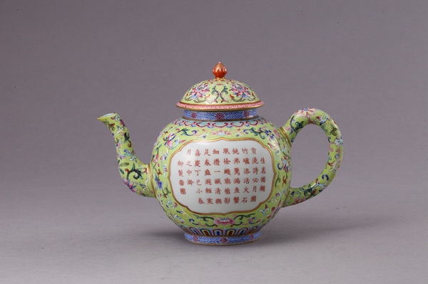 清嘉庆 绿地粉彩描金缠枝花卉开光御制诗文壶