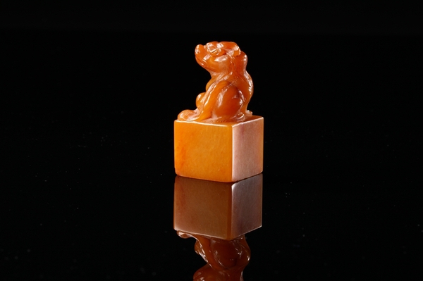 清初 田黄兽钮方章