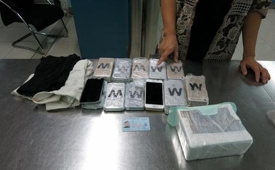 女子绑64部手机入境