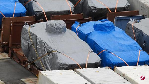 据了解，海关人员23日下午在码头检查货柜箱时，发现9辆装甲车，同一批货物中也有其他爆炸品，怀疑有人走私军火，于是将该批物品扣留调查。