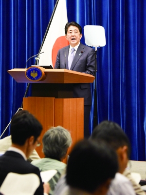 8月14日，日本首相安倍晋三向记者说明战后70周年谈话的内容与意义。新华/法新