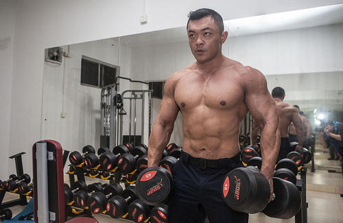 深圳南山公安分局机训大队特警中队的特警曲祖毅值勤及健身时的照片在网络走俏，健美爱好者加上特警的身份让其俘获不少粉丝。