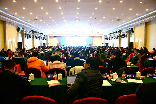 三、国家卫生计生委疾控局、基层卫生司、流动人口健康与发展研究领域的专家学者、相关社会组织代表等350余人出席了论坛活动。罗炎  摄