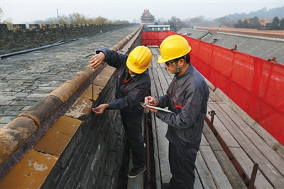 昨日，故宫西华门北侧，工程人员在测量城砖数据。当日故宫城墙修缮工程暨基础设施维修改造一期试点工程正式开工。本版摄影 新京报记者 浦峰