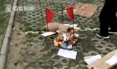 男子当街生火烤狗 过程持续十几分钟小狗被烧黑