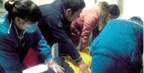 女子自杀前捂死母亲