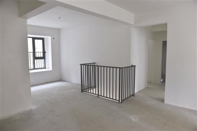 业主母亲逛小区意外坠亡 家属与承建商说法不一