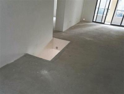 业主母亲逛小区意外坠亡 家属与承建商说法不一