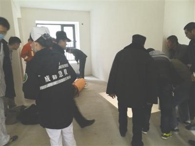 业主母亲逛小区意外坠亡 家属与承建商说法不一