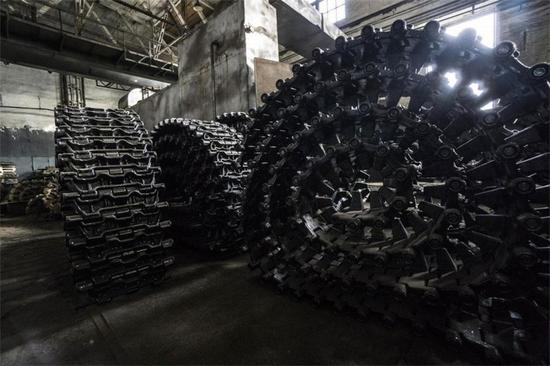 近日,外国记者参观了乌克兰利沃夫装甲工厂,大批坦克在此进行修复、翻新的工作。