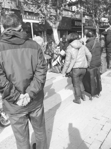 外卖员街头扑倒抢匪后继续送餐：幸好没有迟到