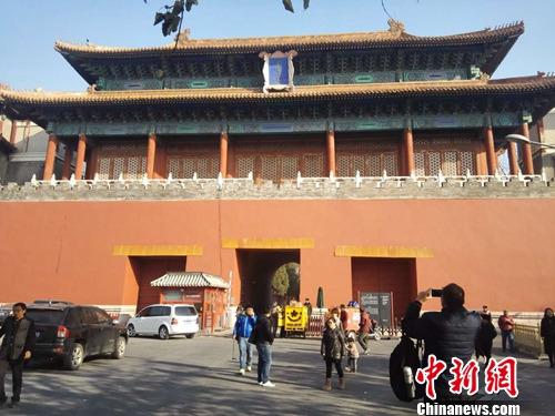 28日下午，有行人在故宫外拍照留念。上官云 摄