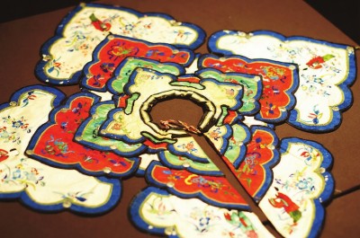 古玩数量有限，可遇不可求，也考验经济实力，专家表示，藏家们可以把视野放宽点，拓展门类、聚焦当下。图为在京津冀民间收藏文化展上亮相的民间藏品：河北刺绣女装云肩。图 东方IC