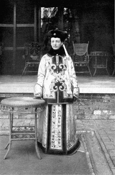 穿中式服装的卡尔。