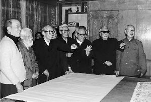 关良（左三)与朱屺瞻(左二)、谢稚柳、应野平、陈大羽等画家在一起