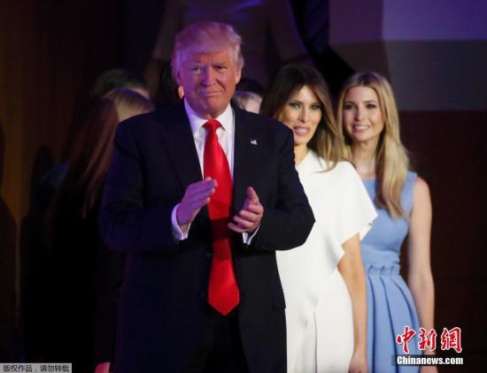 当地时间11月9日，纽约曼哈顿，特朗普大选获胜后现身竞选夜集会地，发表胜选演讲。