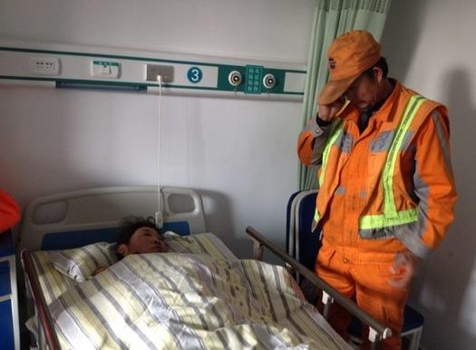 记者在济南医院急诊病房见到了被打的环卫工夫妇，环卫工王女士正躺在病床上，而她的对象孔 先生则在一旁看护。