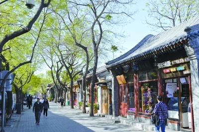 让胡同回归静谧，南锣鼓巷的商业业态调整工作正在进行。张传东摄