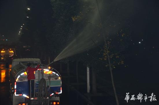 成都双流联合执法组整治大气污染源 洒水降尘900万平米