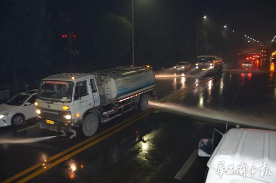 成都双流联合执法组整治大气污染源 洒水降尘900万平米