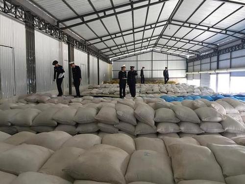 揭秘大米走私链条：进行抛光搀兑后 销往多地市场