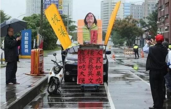 蔡英文上台半年以来政策争议烽火遍地，全然不思如何为台湾经济寻找出路，而热衷于清算国民党党产，制造朝野对立，民意支持度呈现雪崩式下滑。更有台湾民众在网络上发起联署，要求“罢免蔡英文”。