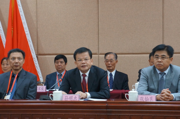 开幕式上，厦门市委常委、市经委书记孙明忠（中）致辞。（记者 照宁摄）2