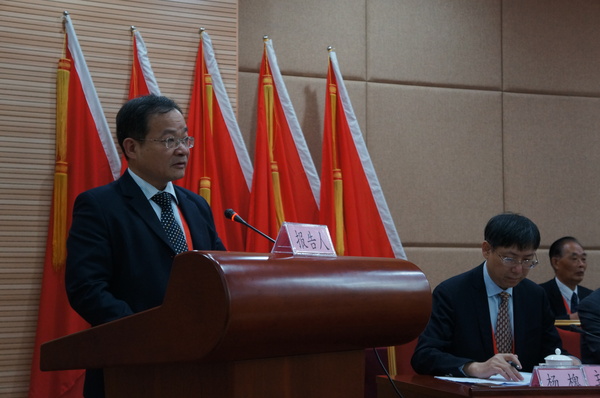 大会主席团主席、九三学社厦门市委主委黄培强作工作报告。（记者 照宁摄）4