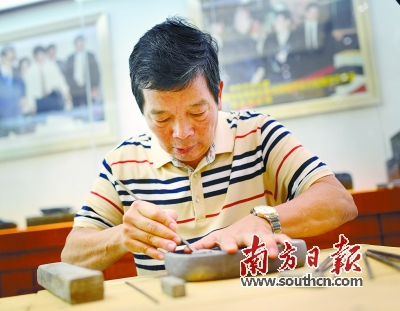 黎铿在雕刻端砚。南方日报记者 肖雄 摄