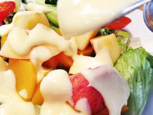 沙拉酱导致发胖？看看里面有什么 几乎全是油！