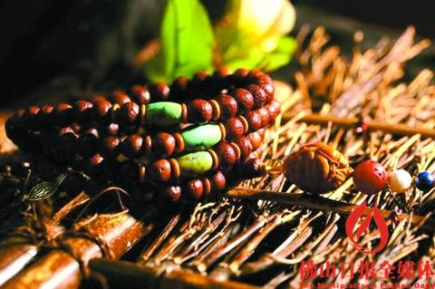 菩提手串、文玩核桃。（资料图片）