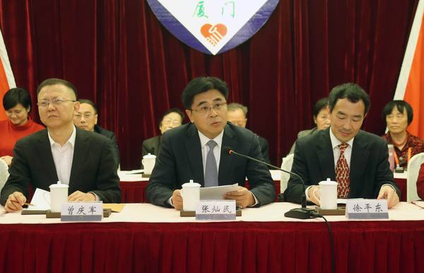 闭幕式上，厦门市委常委、厦门市委统战部部长张灿民（中）讲话。