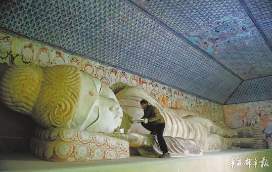 布展人员耗时八天，才将“分身”的卧佛拼接复原。