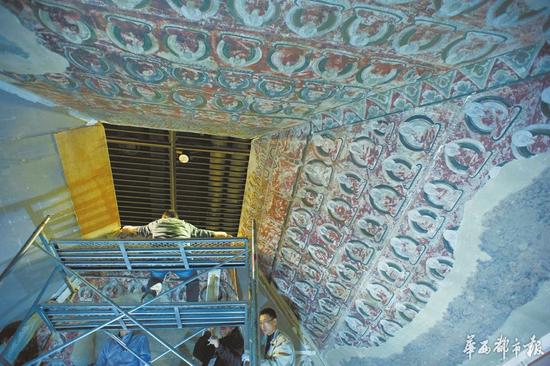 工作人员搭建窟顶。