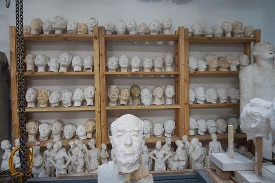 码放整齐的雕塑习作