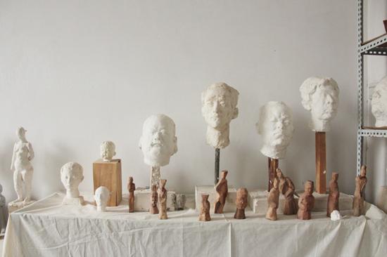 张鑫工作室中的雕塑习作