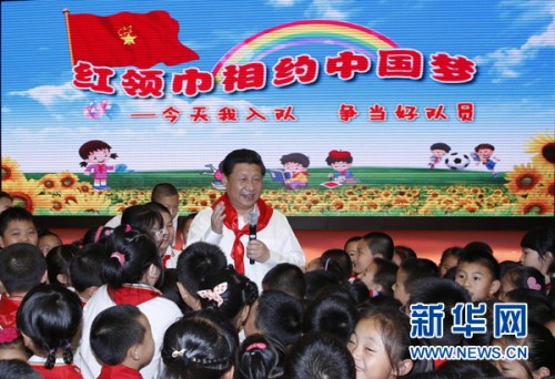 2014年5月30日上午，习近平来到北京市海淀区民族小学，参加庆?！傲弧惫识诨疃Ｕ馐窍敖皆诓渭由傧榷尤攵右鞘绞?，向少先队员们致以节日问候。新华社记者 鞠鹏 摄